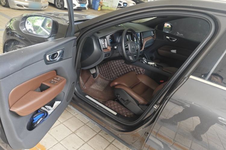 Used Volvo XC60 2024 B5 4x4 Smart Luxury Edition Driver Seat
