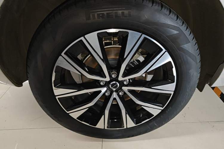 Used Volvo XC60 2024 B5 4x4 Smart Luxury Edition Exterior 2