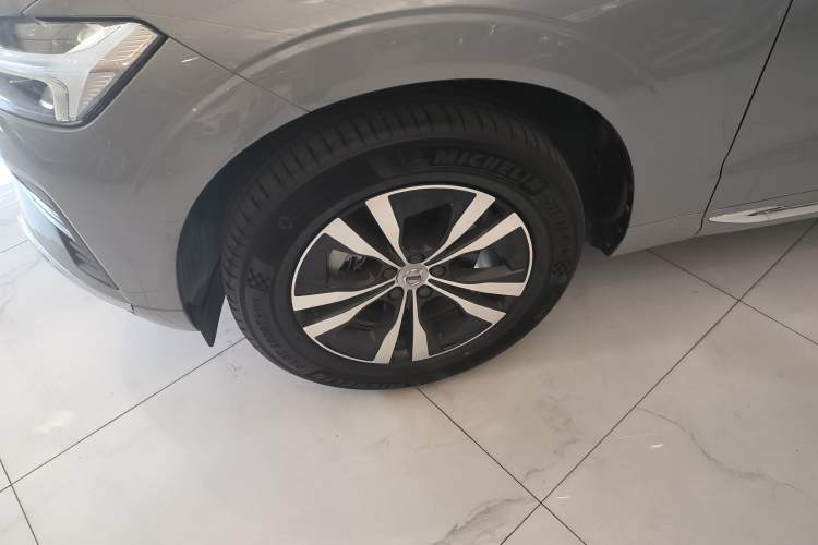 Used Volvo XC60 2024 B5 4x4 Smart Luxury Edition Exterior 7