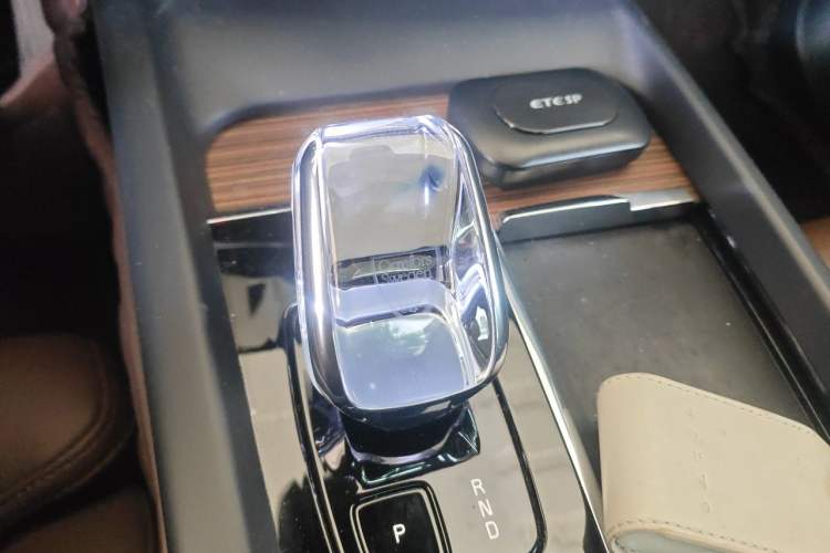 Used Volvo XC60 2024 B5 4x4 Smart Luxury Edition Gear Lever