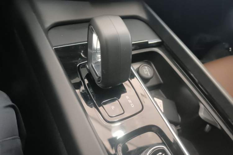 Used Volvo XC60 2024 B5 4x4 Smart Luxury Edition Gear Lever