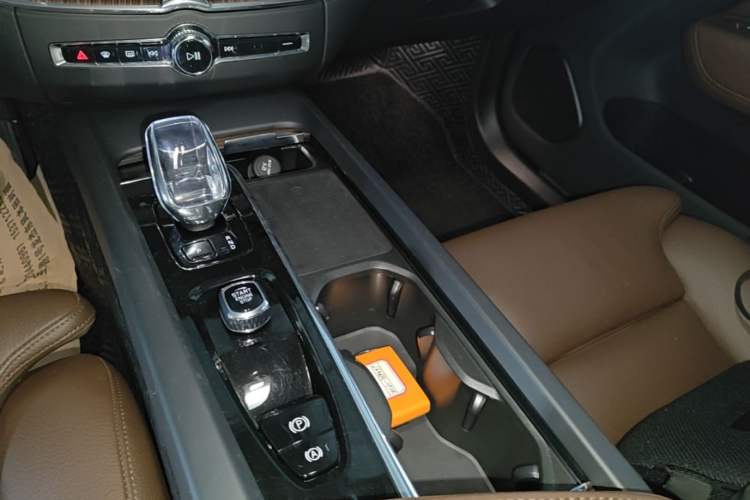 Used Volvo XC60 2024 B5 4x4 Smart Luxury Edition Gear Lever