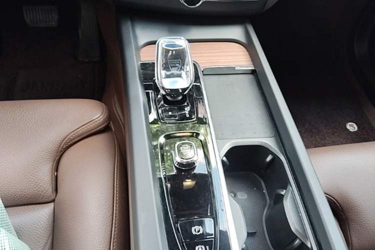 Used Volvo XC60 2024 B5 4x4 Smart Luxury Edition Gear Lever