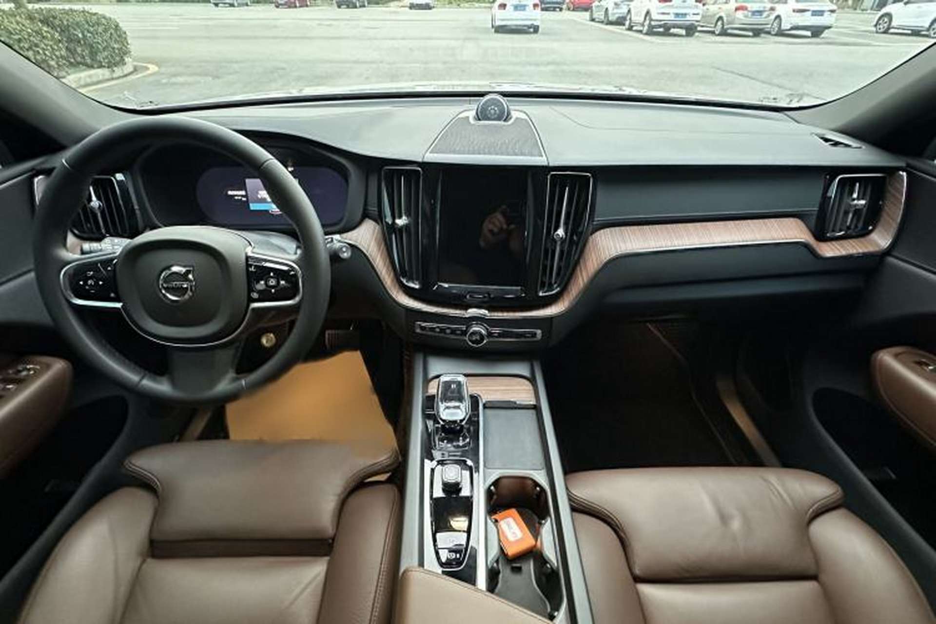 Used Volvo XC60 2024 B5 4x4 Smart Luxury Edition Interior 2