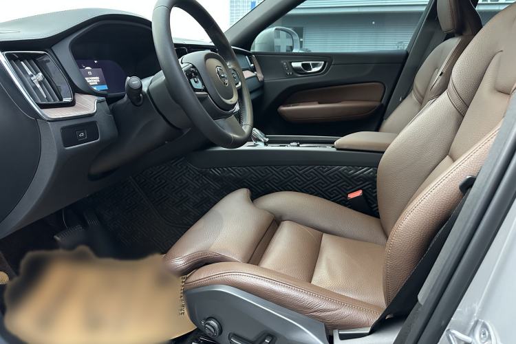 Used Volvo XC60 2024 B5 4x4 Smart Luxury Edition Interior 2