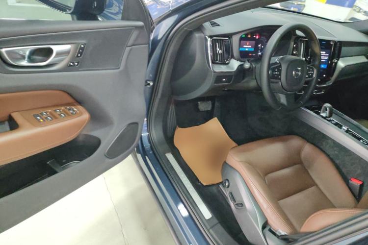 Used Volvo XC60 2024 B5 4x4 Smart Luxury Edition Interior 3