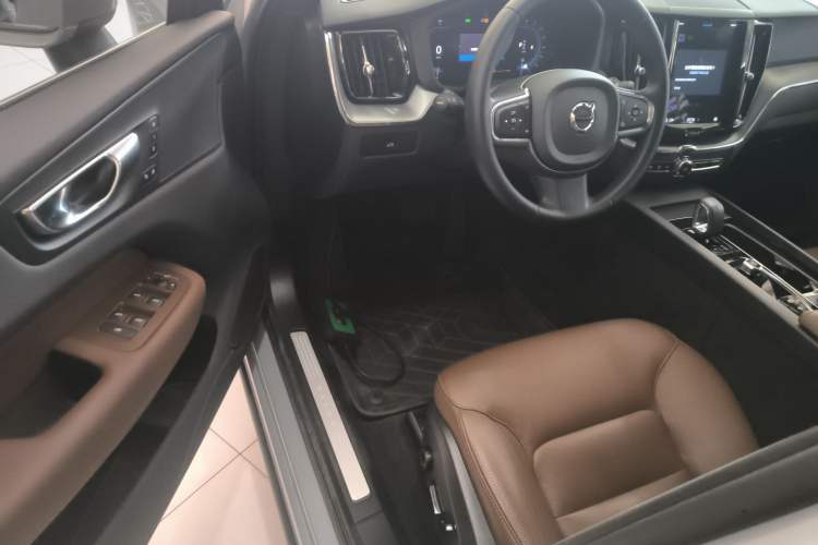 Used Volvo XC60 2024 B5 4x4 Smart Luxury Edition Interior 3