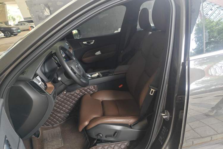 Used Volvo XC60 2024 B5 4x4 Smart Luxury Edition Left Front Seat
