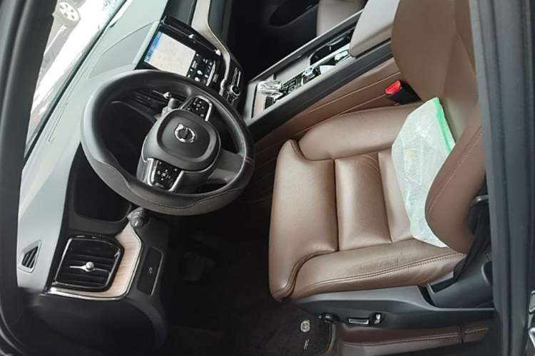 Used Volvo XC60 2024 B5 4x4 Smart Luxury Edition Left Front Seat