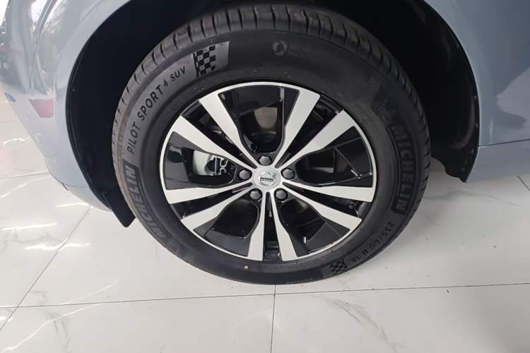 Used Volvo XC60 2024 B5 4x4 Smart Luxury Edition Left Front Wheel Hub
