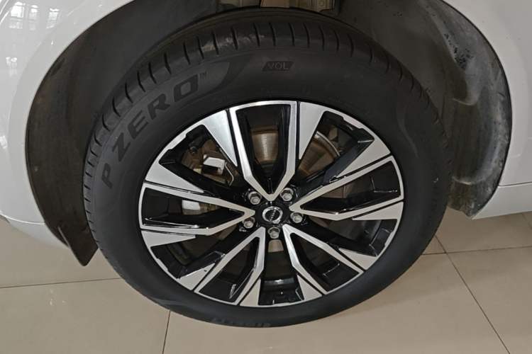 Used Volvo XC60 2024 B5 4x4 Smart Luxury Edition Left Front Wheel Hub