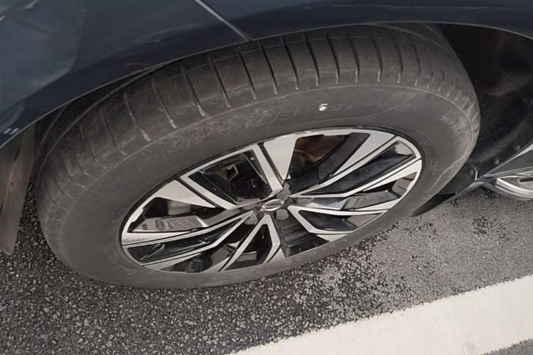Used Volvo XC60 2024 B5 4x4 Smart Luxury Edition Left Front Wheel Hub