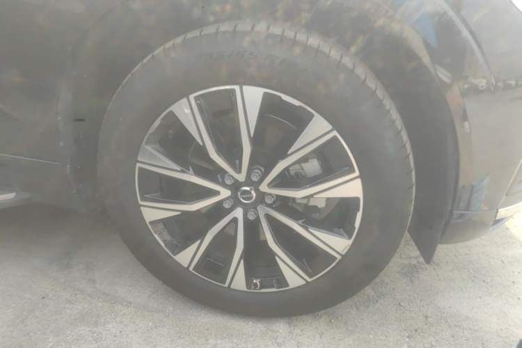 Used Volvo XC60 2024 B5 4x4 Smart Luxury Edition Right Front Wheel Hub
