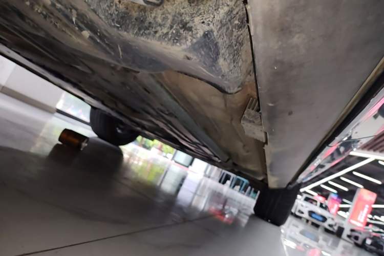 Used Volvo XC60 2024 B5 4x4 Smart Luxury Edition Right Side Sill