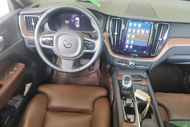 Used Volvo XC60 2024 B5 4x4 Smart Luxury Edition Steering Wheel