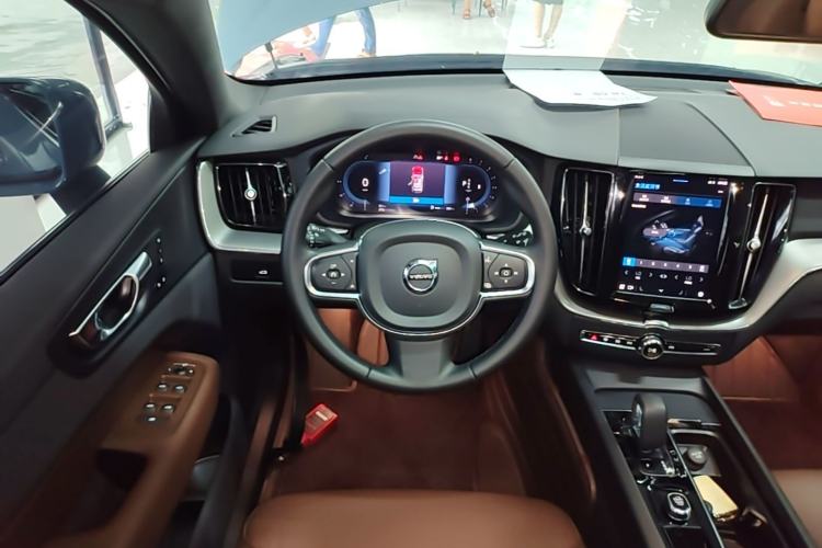 Used Volvo XC60 2024 B5 4x4 Smart Luxury Edition Steering Wheel