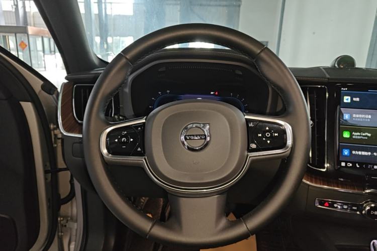 Used Volvo XC60 2024 B5 4x4 Smart Luxury Edition Steering Wheel