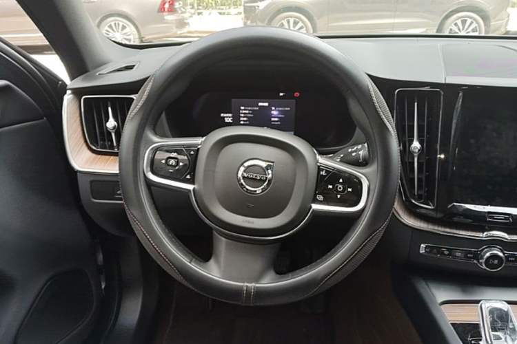 Used Volvo XC60 2024 B5 4x4 Smart Luxury Edition Steering Wheel