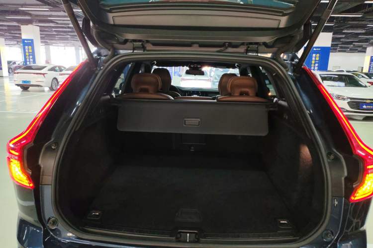 Used Volvo XC60 2024 B5 4x4 Smart Luxury Edition Trunk