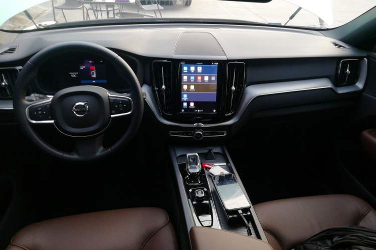 Used Volvo XC60 2024 B5 4x4 Smart Luxury Edition Center Console