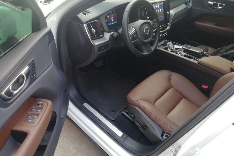 Used Volvo XC60 2024 B5 4x4 Smart Luxury Edition Driver Seat