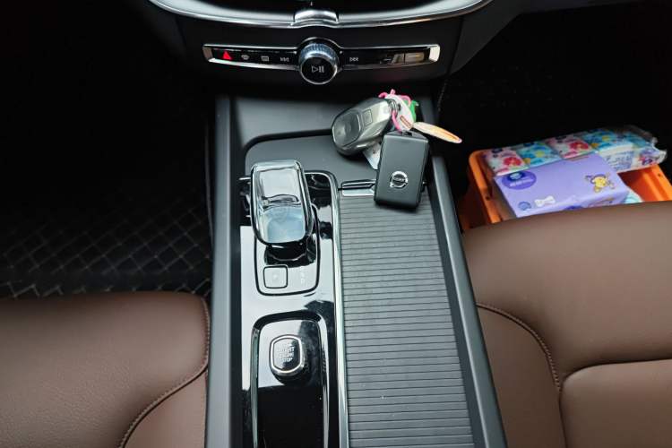 Used Volvo XC60 2024 B5 4x4 Smart Luxury Edition Gear Lever