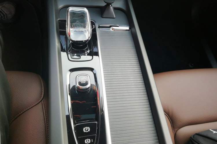 Used Volvo XC60 2024 B5 4x4 Smart Luxury Edition Gear Lever