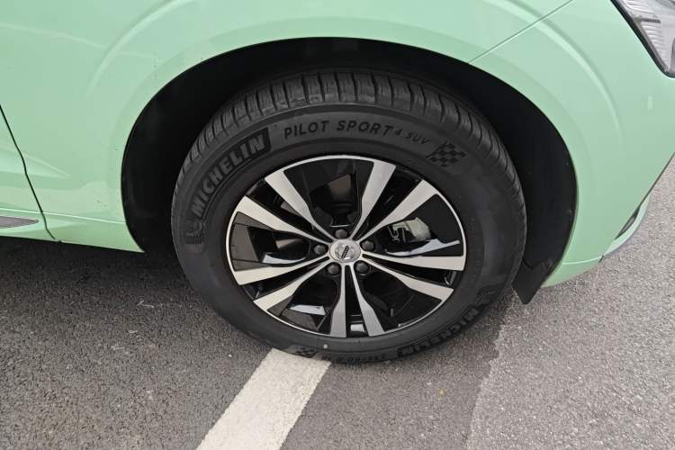 Used Volvo XC60 2024 B5 4x4 Smart Luxury Edition Right Front Wheel Hub