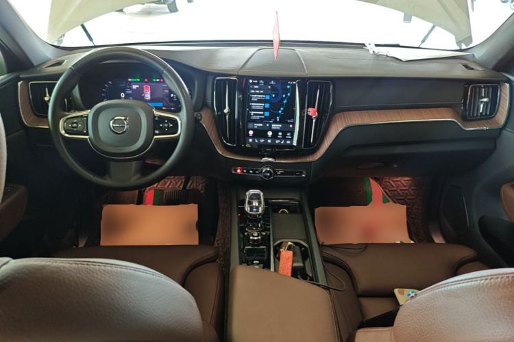 Used Volvo XC60 2024 B5 4x4 Smart Luxury Edition Center Console