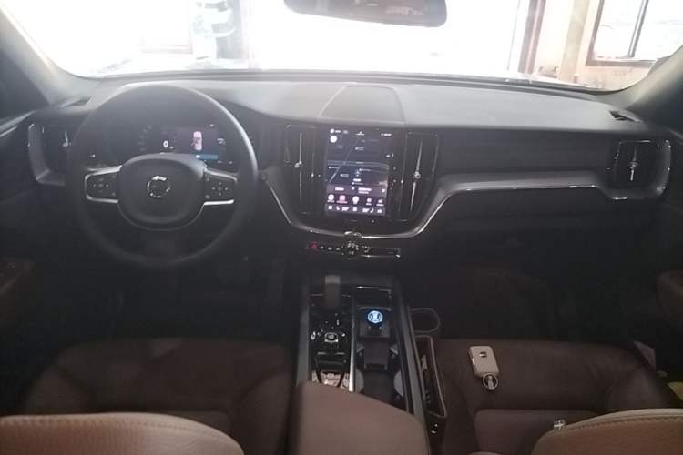 Used Volvo XC60 2024 B5 4x4 Smart Luxury Edition Center Console