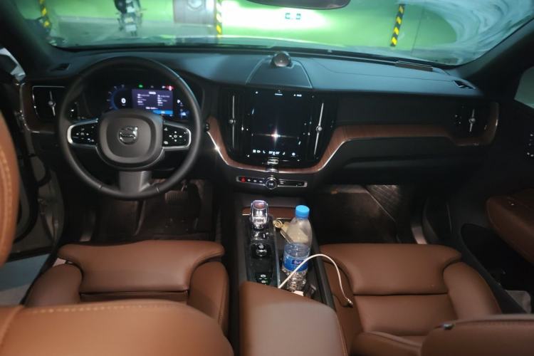 Used Volvo XC60 2024 B5 4x4 Smart Luxury Edition Center Console