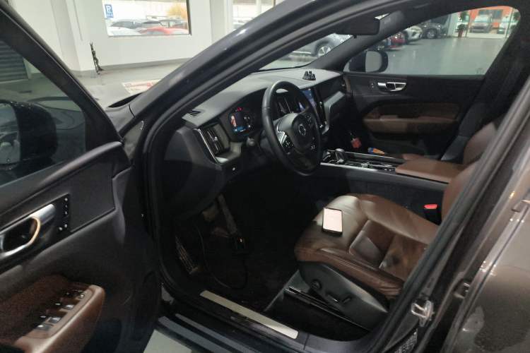 Used Volvo XC60 2024 B5 4x4 Smart Luxury Edition Driver Seat