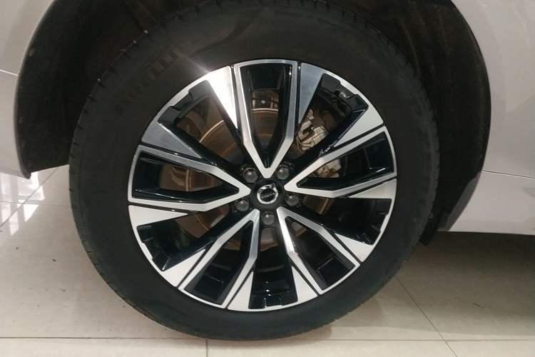 Used Volvo XC60 2024 B5 4x4 Smart Luxury Edition Exterior 8