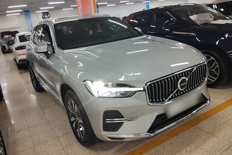 Used Volvo XC60 2024 B5 4x4 Smart Luxury Edition Front Right 45 Deg