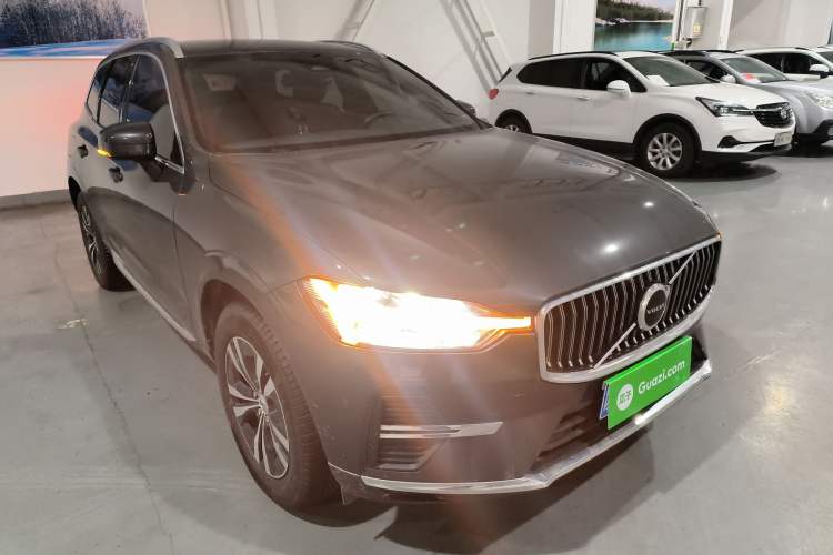 Used Volvo XC60 2024 B5 4x4 Smart Luxury Edition Front Right 45 Deg