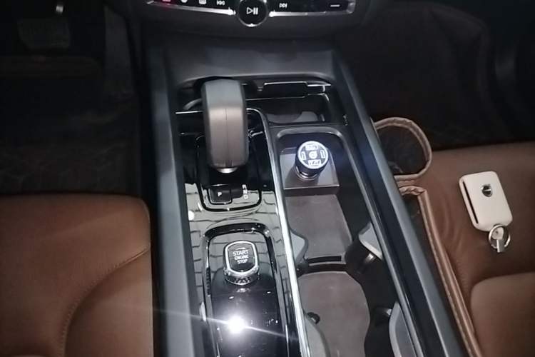 Used Volvo XC60 2024 B5 4x4 Smart Luxury Edition Gear Lever