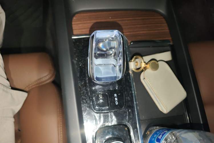 Used Volvo XC60 2024 B5 4x4 Smart Luxury Edition Gear Lever