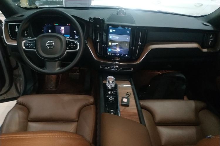 Used Volvo XC60 2024 B5 4x4 Smart Luxury Edition Interior 2