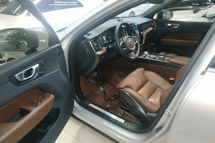 Used Volvo XC60 2024 B5 4x4 Smart Luxury Edition Interior 3