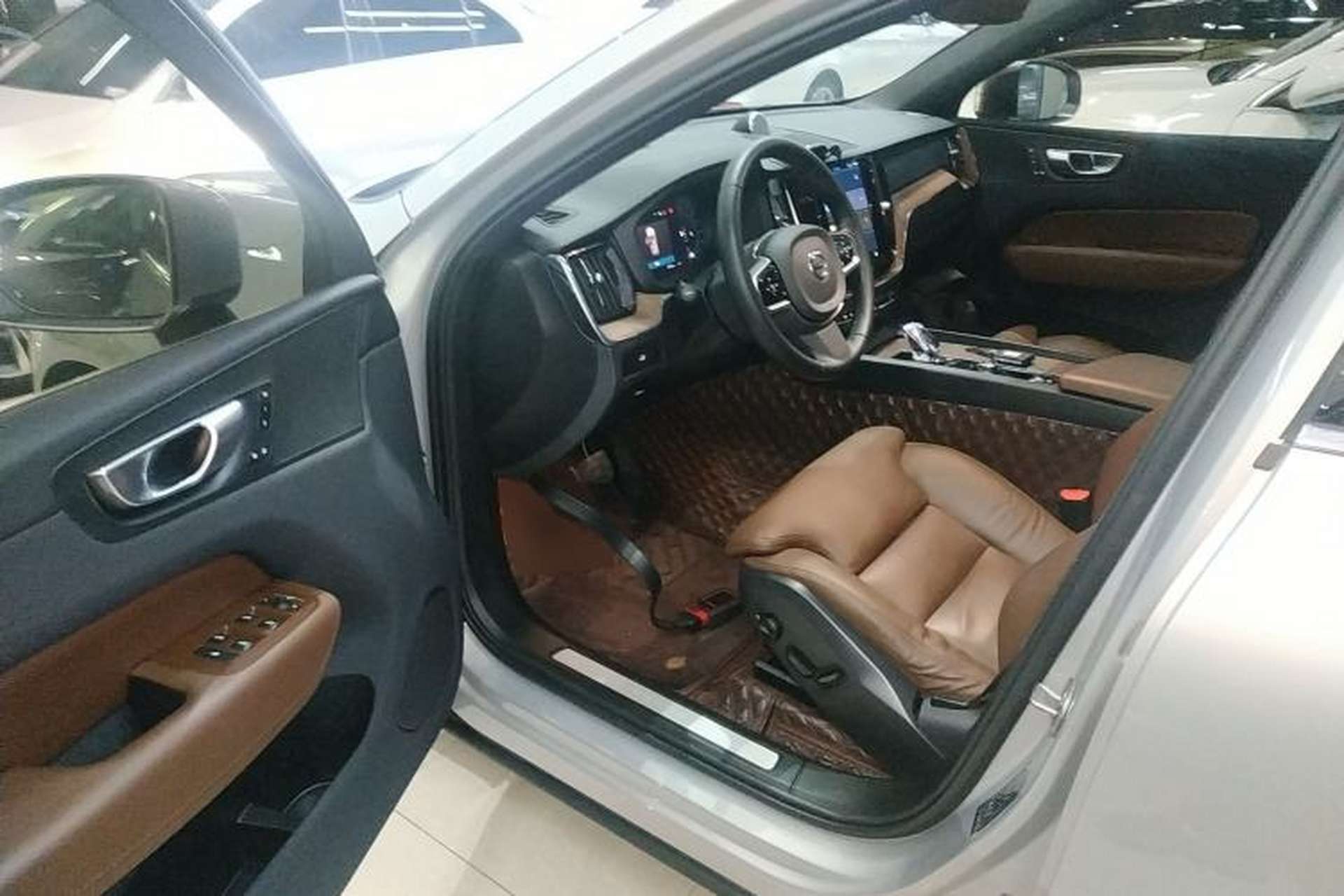 Used Volvo XC60 2024 B5 4x4 Smart Luxury Edition Interior 3