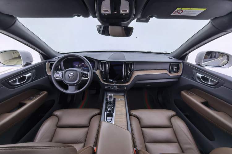 Used Volvo XC60 2024 B5 4x4 Smart Luxury Edition Interior 3
