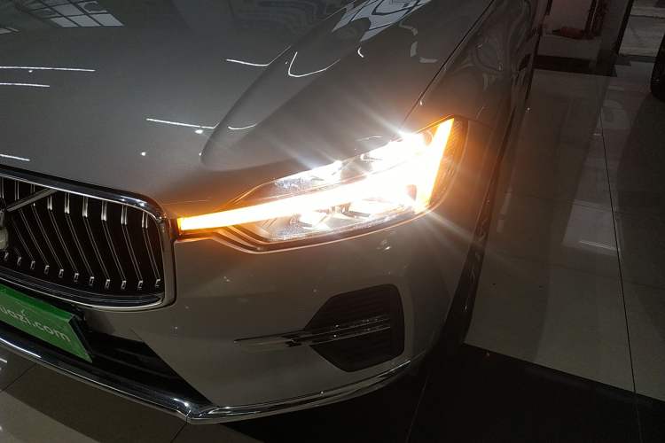 Used Volvo XC60 2024 B5 4x4 Smart Luxury Edition Left Front Headlight