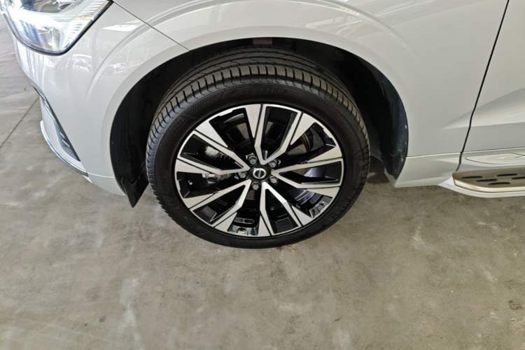 Used Volvo XC60 2024 B5 4x4 Smart Luxury Edition Left Front Wheel Hub