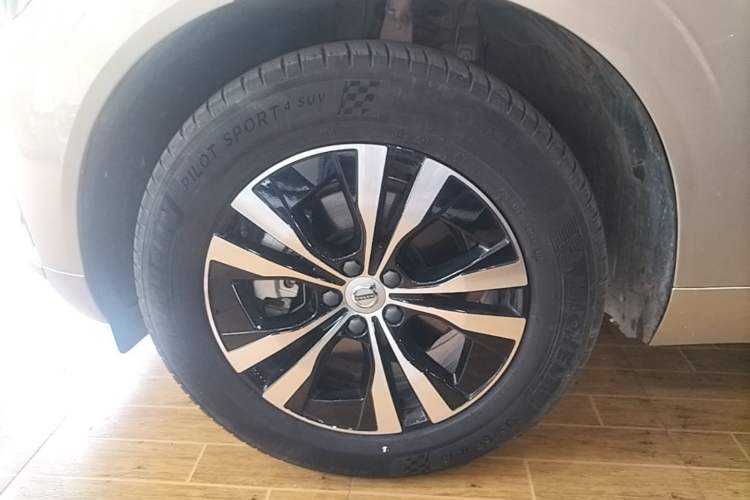 Used Volvo XC60 2024 B5 4x4 Smart Luxury Edition Left Front Wheel Hub