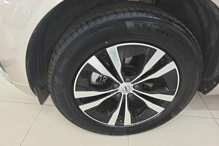 Used Volvo XC60 2024 B5 4x4 Smart Luxury Edition Left Front Wheel Hub