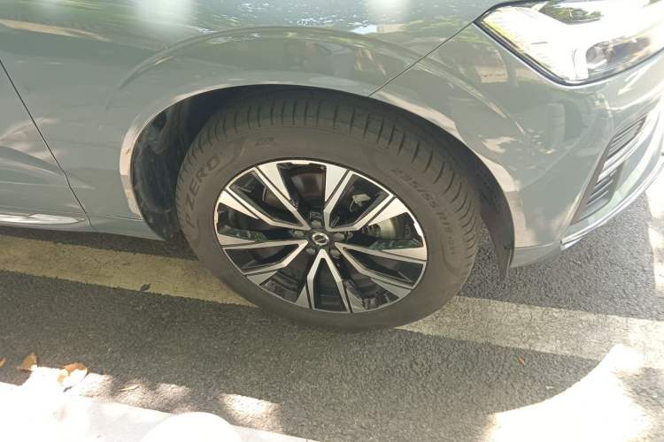 Used Volvo XC60 2024 B5 4x4 Smart Luxury Edition Right Front Wheel Hub