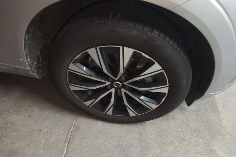 Used Volvo XC60 2024 B5 4x4 Smart Luxury Edition Right Front Wheel Hub