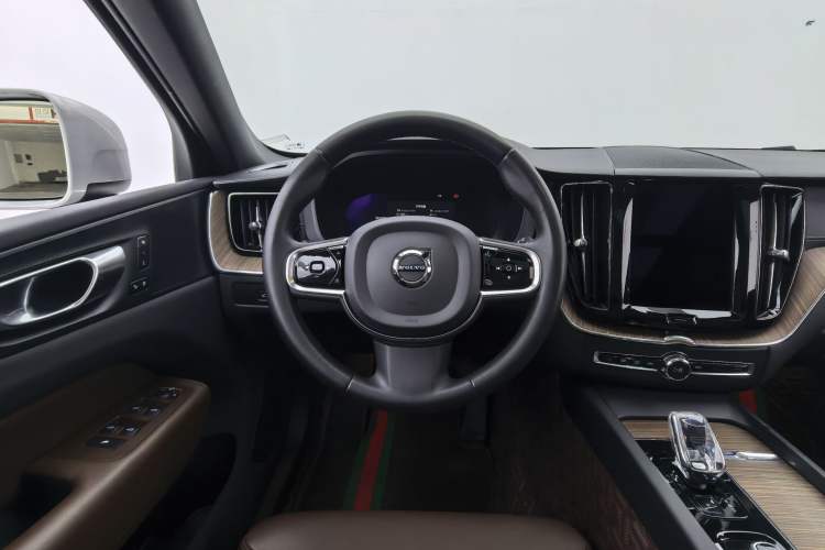 Used Volvo XC60 2024 B5 4x4 Smart Luxury Edition Steering Wheel