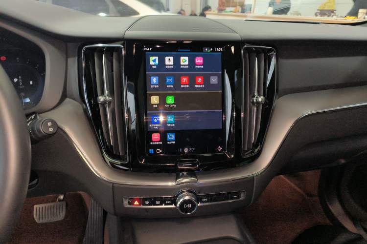 Used Volvo XC60 2024 B5 4x4 Smart Luxury Edition Audio And AC Panel