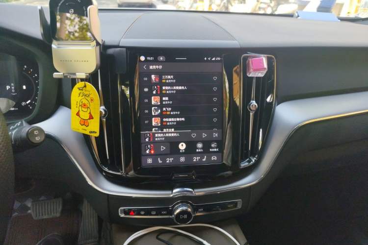 Used Volvo XC60 2024 B5 4x4 Smart Luxury Edition Audio And AC Panel